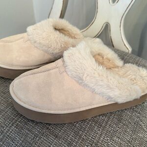Cozy Cream Women's Slippers with Faux Fur